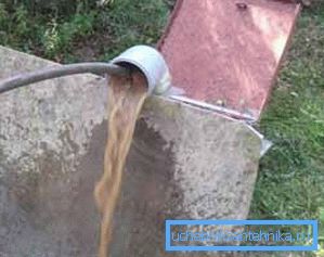 Schmutzwasser aus dem System pumpen. Schmutzwasser aus dem System pumpen.