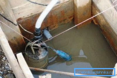 Wasser abpumpen, bevor der Bodenfilter gereinigt wird.