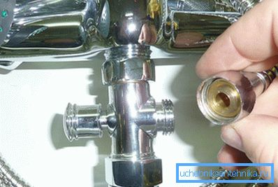 Brauseschlauch herausgeschraubt Brauseschlauch herausgeschraubt