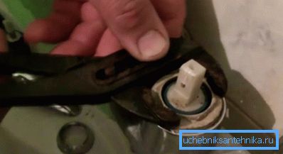Schalten Sie die Sicherungsmutter aus. Foto Schalten Sie die Sicherungsmutter aus. Foto