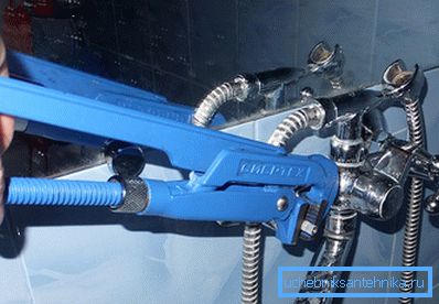 Es ist notwendig, den Wasserhahn sehr vorsichtig auszuschalten, um die Beschichtung des Mischers nicht zu beschädigen Es ist notwendig, den Wasserhahn sehr vorsichtig auszuschalten, um die Beschichtung des Mischers nicht zu beschädigen