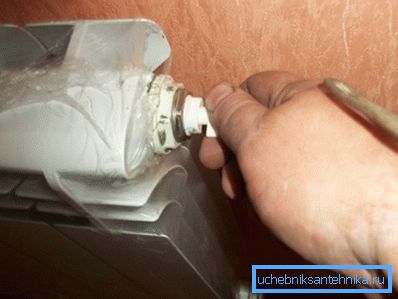 Öffnen Sie das Ventil an jeder Batterie, sobald Wasser fließt, muss es geschlossen werden.
