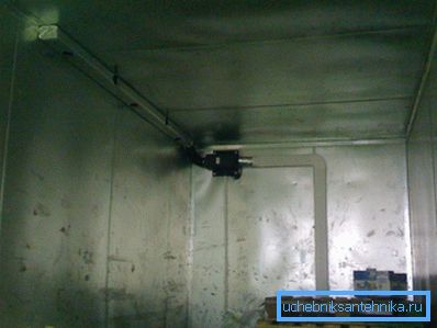 Heizung hinten im Auto montiert Heizung hinten im Auto montiert