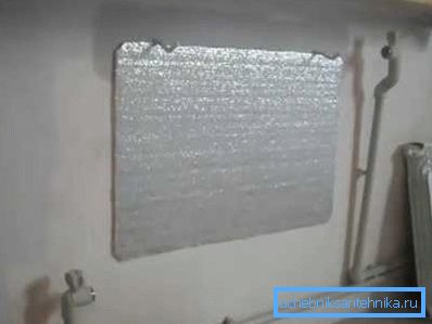 Der Reflektor wird direkt unter die Kühlerhalter geklebt. Der Reflektor wird direkt unter die Kühlerhalter geklebt.