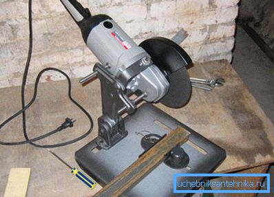 Die abnehmbare Maschine zum Schneiden von Profilmetallwalzen. Die abnehmbare Maschine zum Schneiden von Profilmetallwalzen.