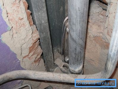Galvanisierte Regale der Wasserversorgung im alten Haus. Galvanisierte Regale der Wasserversorgung im alten Haus.