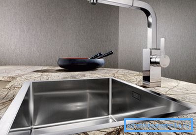 Verzinktes Waschbecken in modernem Interieur. Verzinktes Waschbecken in modernem Interieur.