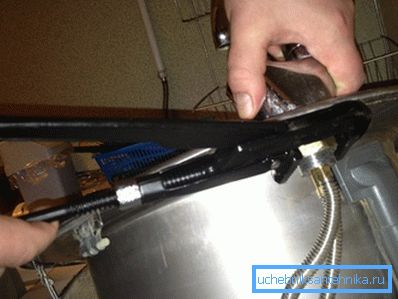 Trennen Sie die Wassereinlassrohre vom Siphon Trennen Sie die Wassereinlassrohre vom Siphon