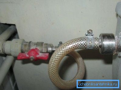 Trennen Sie den Wasserzufuhrschlauch Trennen Sie den Wasserzufuhrschlauch