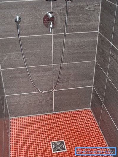 Das Fehlen einer Palette erleichtert älteren Menschen und Kindern das Betreten der Kabine - jetzt gibt es keine Schwelle mehr Das Fehlen einer Palette erleichtert älteren Menschen und Kindern das Betreten der Kabine - jetzt gibt es keine Schwelle mehr