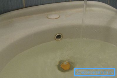 Überlaufloch kontrolliert zuverlässig den zulässigen Wasserstand in der Spüle Überlaufloch kontrolliert zuverlässig den zulässigen Wasserstand in der Spüle