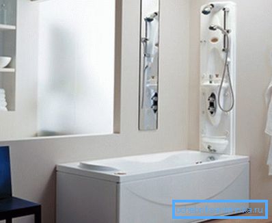 Über der Badewanne installierte Dusche mit Wassermassage. Über der Badewanne installierte Dusche mit Wassermassage.