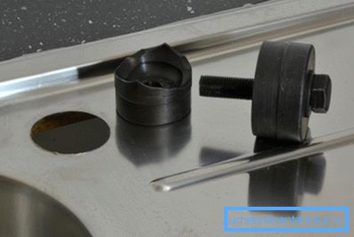 Die Nut für die Installation des Krans kann gebohrt werden Die Nut für die Installation des Krans kann gebohrt werden