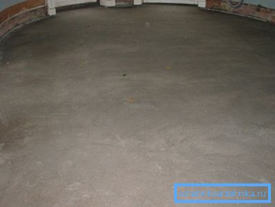 Vor der Installation eines wärmeisolierten Bodens muss die Basis sorgfältig nivelliert werden Vor der Installation eines wärmeisolierten Bodens muss die Basis sorgfältig nivelliert werden