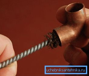 Vor dem Löten wird die Innenseite des Fittings gründlich gereinigt. Vor dem Löten wird die Innenseite des Fittings gründlich gereinigt.
