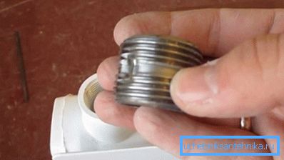 Vor dem Hinzufügen von Profilen zu Aluminiumheizkörpern wird ein Nippel in das Loch geschraubt. Vor dem Hinzufügen von Profilen zu Aluminiumheizkörpern wird ein Nippel in das Loch geschraubt.