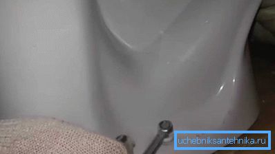 Bevor Sie die Wellung von der Toilette entfernen, können Sie diese zerlegen und wieder einsetzen