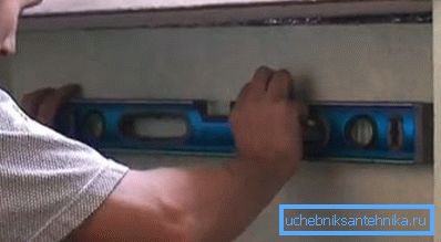 Bevor Sie die Halterungen installieren, müssen Sie sie richtig markieren. Bevor Sie die Halterungen installieren, müssen Sie sie richtig markieren.