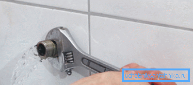 Vor dem Einbau sollte der Mischer das Wasser blockieren. Vor dem Einbau sollte der Mischer das Wasser blockieren.