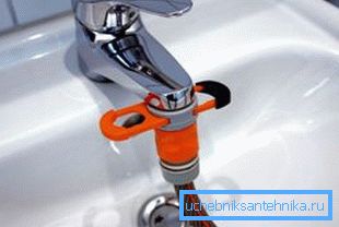 Adapter am Wasserhahn für die Spüle. Adapter am Wasserhahn für die Spüle.