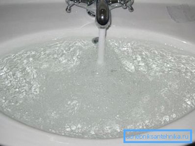 Überlauf lässt Wasser in den Abfluss gelangen, weshalb seine Anwesenheit in jeder Spüle erwünscht ist. Überlauf lässt Wasser in den Abfluss gelangen, weshalb seine Anwesenheit in jeder Spüle erwünscht ist.