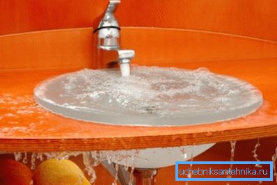 Wasserüberlauf in der Spüle - das erste Zeichen eines verstopften Abwasserkanals. Wasserüberlauf in der Spüle - das erste Zeichen eines verstopften Abwasserkanals.