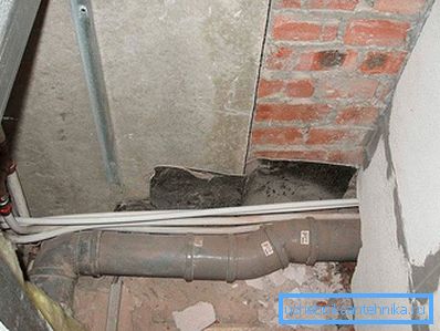 Langes Abflussrohr zum Bewegen der Toilette über eine große Entfernung