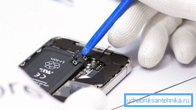 Die erste Sache ist eine vollständige Demontage des Telefons Die erste Sache ist eine vollständige Demontage des Telefons