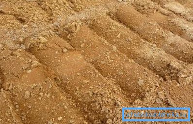 Sandboden ist ideal für den Bau eines Filterbrunnens.