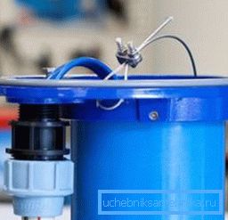 Das Stromkabel am Eintritt in das Gehäuse ist durch eine spezielle Befestigung geschützt. Das Stromkabel am Eintritt in das Gehäuse ist durch eine spezielle Befestigung geschützt.