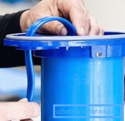 Das Stromkabel wird in ein spezielles Loch an der Unterseite des Gehäuses eingeführt. Das Stromkabel wird in ein spezielles Loch an der Unterseite des Gehäuses eingeführt.