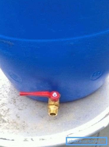 Ein Plastikfass mit einem Kran zur Hütte gibt Ihnen die Möglichkeit, immer die nötige Flüssigkeitsreserve zu haben Ein Plastikfass mit einem Kran zur Hütte gibt Ihnen die Möglichkeit, immer die nötige Flüssigkeitsreserve zu haben