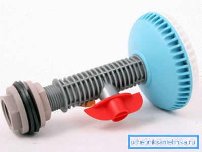 Kunststoff-Gießkanne für Sommerdusche mit Wasserhahn Kunststoff-Gießkanne für Sommerdusche mit Wasserhahn