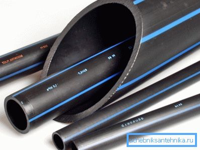 Schwarze Kunststoffrohre für Sanitärrohre bestehen häufig aus Polyethylen Schwarze Kunststoffrohre für Sanitärrohre bestehen häufig aus Polyethylen
