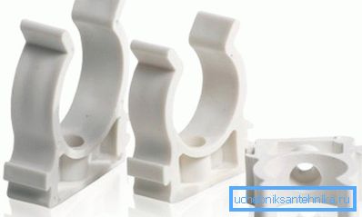 Kunststoffrohre werden mit speziellen Clips befestigt Kunststoffrohre werden mit speziellen Clips befestigt