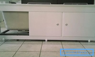 Plastikschirm unter der Badewanne Plastikschirm unter der Badewanne