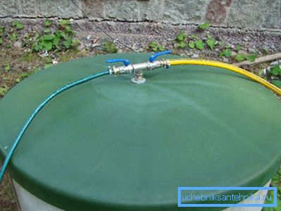 Plastikluke auf einem Betonbrunnen Plastikluke auf einem Betonbrunnen