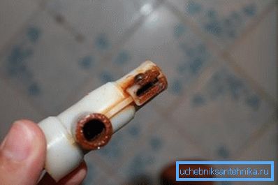 Kunststoffteile können auch starkem Rost ausgesetzt sein, wenn sie in direktem Kontakt mit Metall stehen. Kunststoffteile können auch starkem Rost ausgesetzt sein, wenn sie in direktem Kontakt mit Metall stehen.