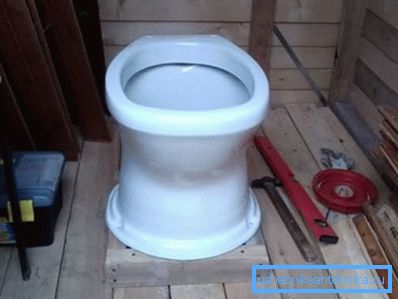 Toilettenschüssel aus Kunststoff für die Datscha Toilettenschüssel aus Kunststoff für die Datscha