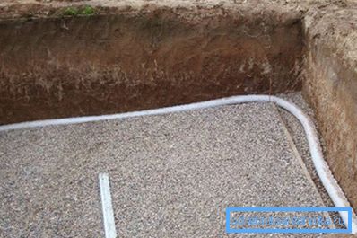 Behälterentwässerung unter dem Fundament