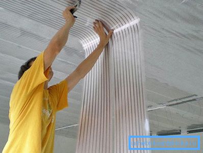 Infrarot-Heizung der Filmdecke eines Landhauses Infrarot-Heizung der Filmdecke eines Landhauses