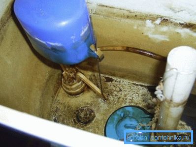 Schlechtes Wasser in der Toilette wegen ihres Ausfalls Schlechtes Wasser in der Toilette wegen ihres Ausfalls