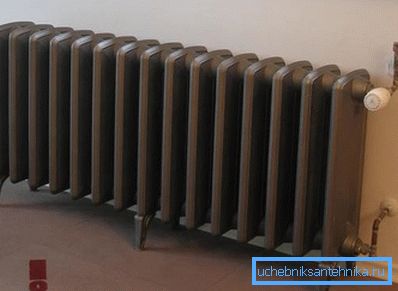 Die Heizfläche des Gusseisenkühlers ermöglicht es ihm, mehr Wärme abzugeben. Die Heizfläche des Gusseisenkühlers ermöglicht es ihm, mehr Wärme abzugeben.