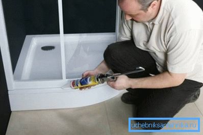 Nach Abschluss der Installationsarbeiten werden die technologischen Lücken mit Silikon abgedichtet Nach Abschluss der Installationsarbeiten werden die technologischen Lücken mit Silikon abgedichtet