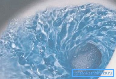 Lassen Sie das Wasser am Ende der Arbeit mit der Bürste ab und spülen Sie die Bürste unter dem Wasserhahn ab Lassen Sie das Wasser am Ende der Arbeit mit der Bürste ab und spülen Sie die Bürste unter dem Wasserhahn ab