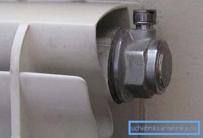 Am Ende der Befüllung müssen Sie erneut sicherstellen, dass keine Luftstecker vorhanden sind. Am Ende der Befüllung müssen Sie erneut sicherstellen, dass keine Luftstecker vorhanden sind.