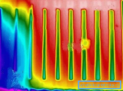 Das Thermogramm der Batterie zeigt deutlich, dass die extremen Abschnitte fast nicht funktionieren Das Thermogramm der Batterie zeigt deutlich, dass die extremen Abschnitte fast nicht funktionieren
