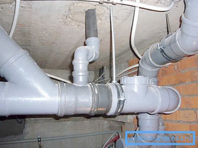 Wenn möglich, wird empfohlen, die gesamte technische Verkabelung im Keller eines Wohngebäudes zu installieren. Wenn möglich, wird empfohlen, die gesamte technische Verkabelung im Keller eines Wohngebäudes zu installieren.