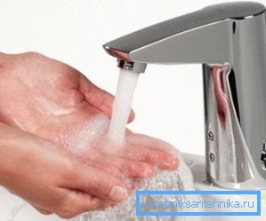 Warum surren die Rohre, wenn Sie den Wasserhahn mit heißem oder kaltem Wasser öffnen Warum surren die Rohre, wenn Sie den Wasserhahn mit heißem oder kaltem Wasser öffnen
