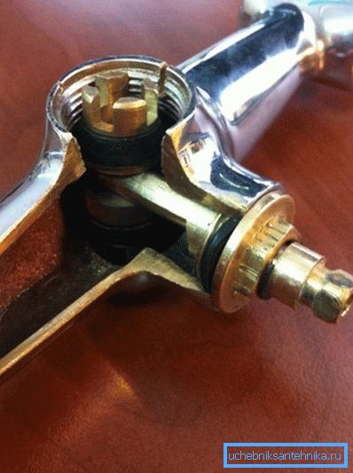 Unter der galvanischen Beschichtung hat Messing eine charakteristische Kupferfarbe. Unter der galvanischen Beschichtung hat Messing eine charakteristische Kupferfarbe.